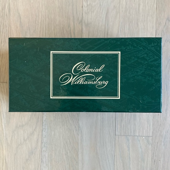 Williamsburg The Mulberry Sociable Carriage - Lang and Wise - Picture 2 of 12